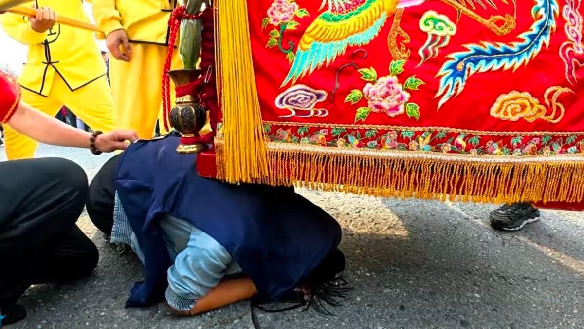 母帶兒跪地哭轎!呂文婉見證「白沙屯媽祖神蹟」親撫 感動鼻酸