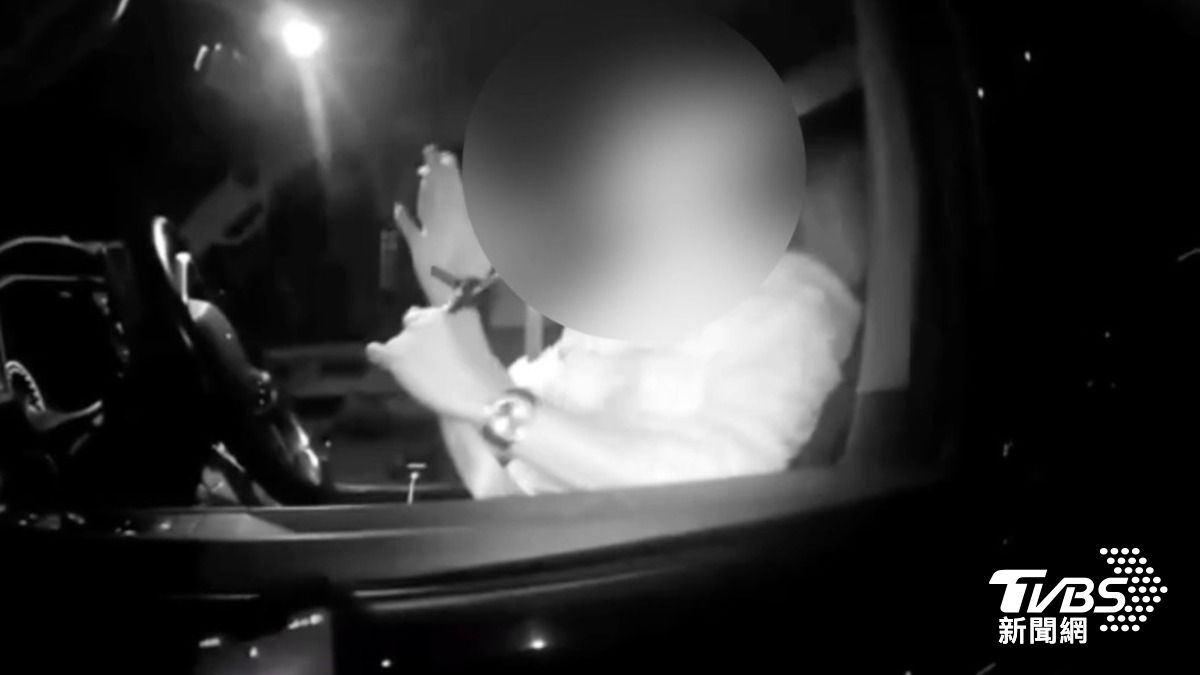 張男不顧員警勸阻持續吸煙。(圖/TVBS)
