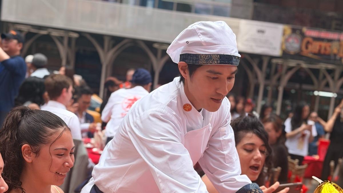總鋪師紐約時報廣場辦桌!服務生驚見「大咖男神」 陳隨意崩潰哭了