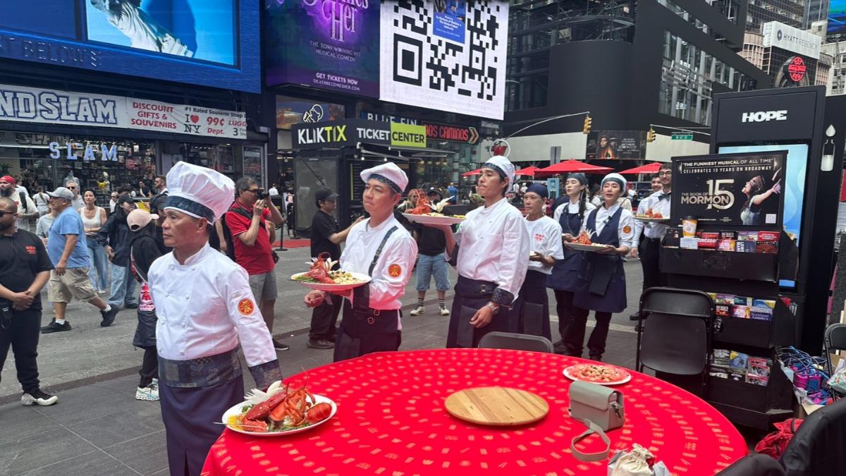 藍正龍攜手台灣頂尖總鋪師到紐約時報廣場辦桌。(圖/三立提供)