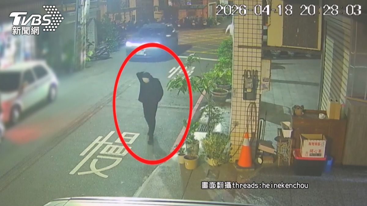 街頭驚見「微笑面具黑衣人」帶刀晃！熱心民眾衝上前壓制