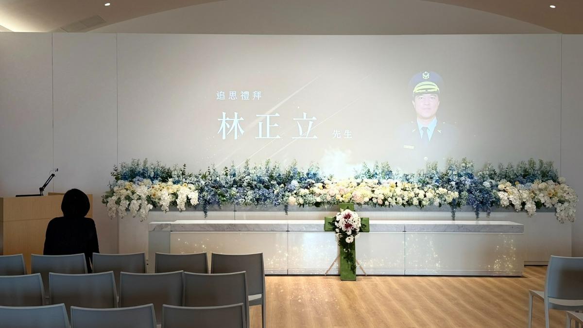 歷經2次空難倖存!高雄警官猝死今告別式 愛妻慟哭:撕心裂肺的痛