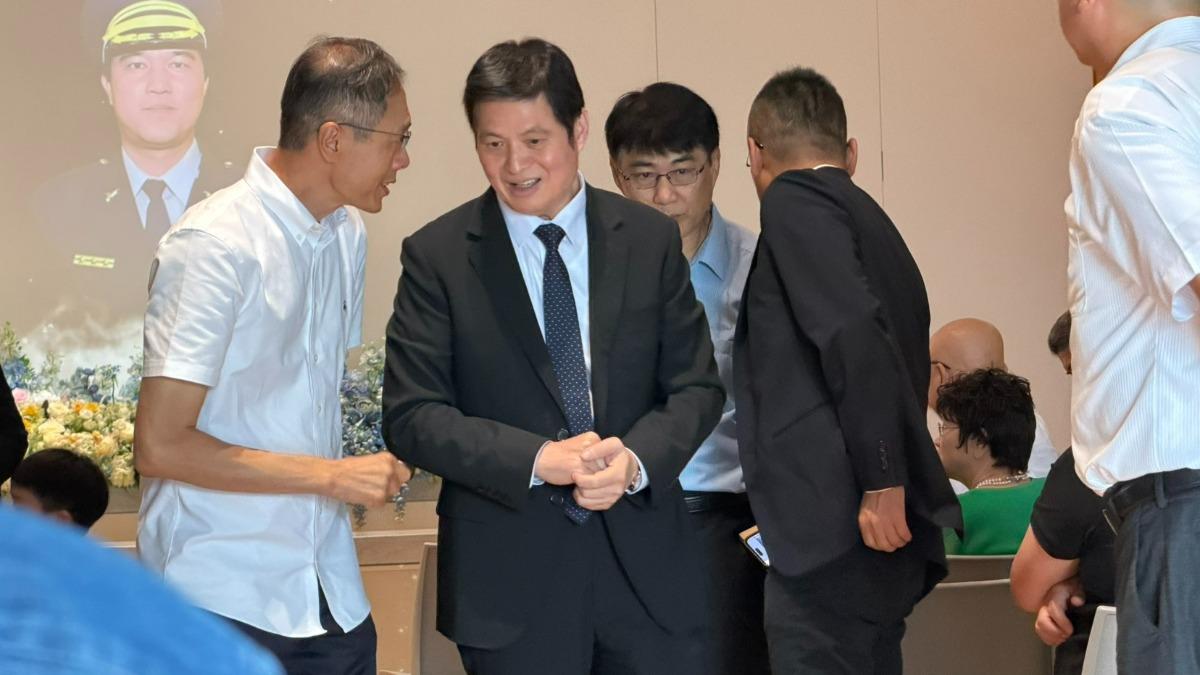 高雄市警察局林姓警官日前猝逝，今日舉行告別式，時任警察局長的林炎田也到場致意。（圖／TVBS）