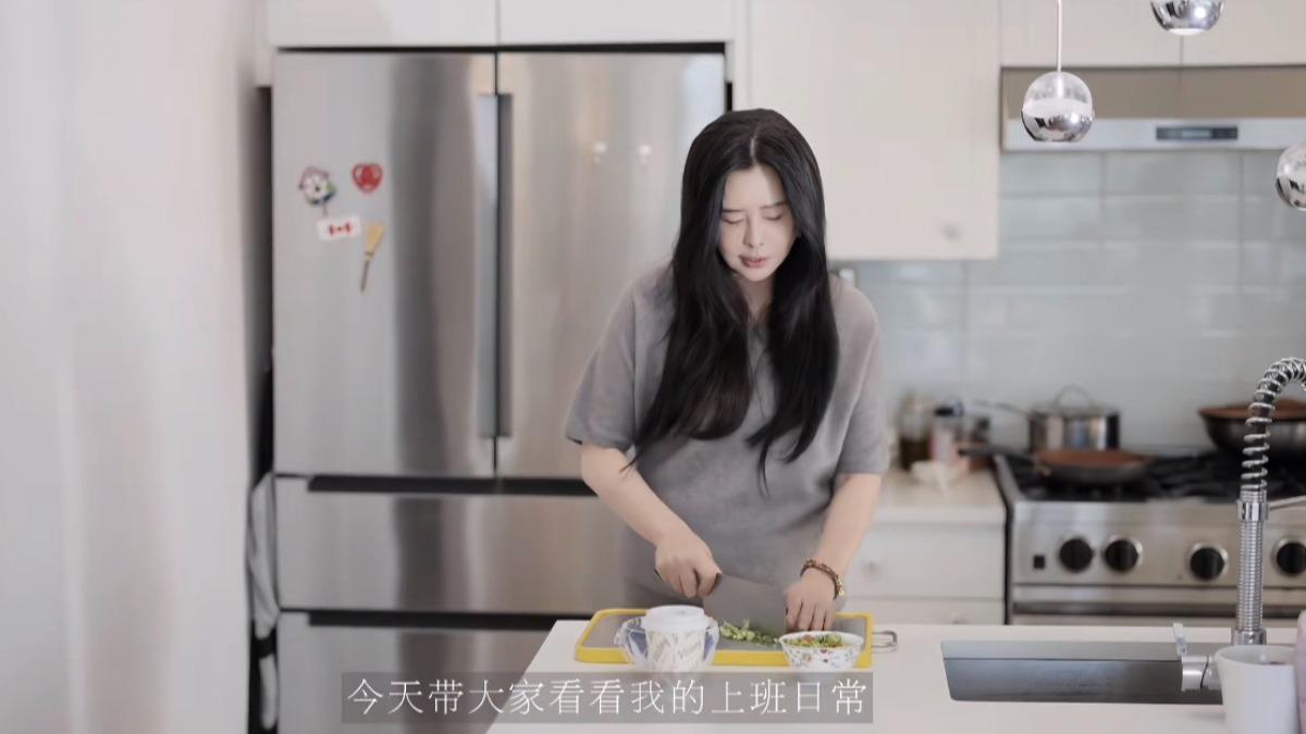 王祖賢為狗狗準備早餐。(圖/翻攝自王祖賢小紅書)
