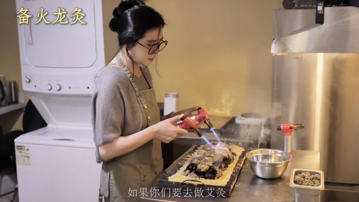 王祖賢去店裡幫客人準備火龍灸。(圖/翻攝自王祖賢小紅書)