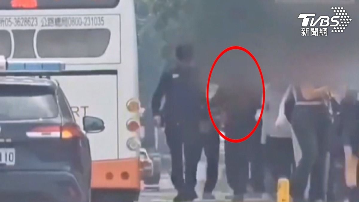 嘉義市BRT公車18日下午發生騷擾案件,少女向司機求助,指控遭到79歲的老翁偷摸大腿,司機報警逮人。(圖/TVBS)(圖/TVBS)