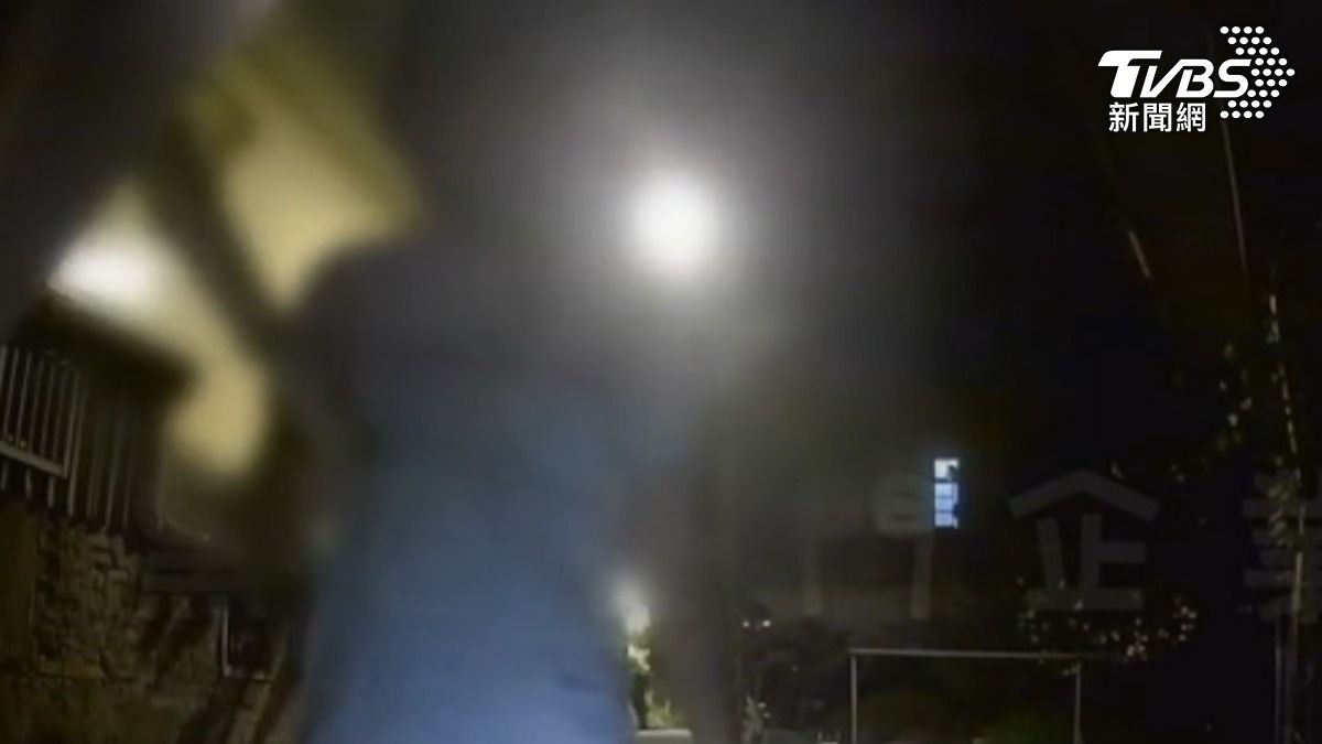 桃園男三手足陸續身亡，去年曾持棍攻擊騎士，近日喪母再到夜市鬧事。（圖／TVBS）