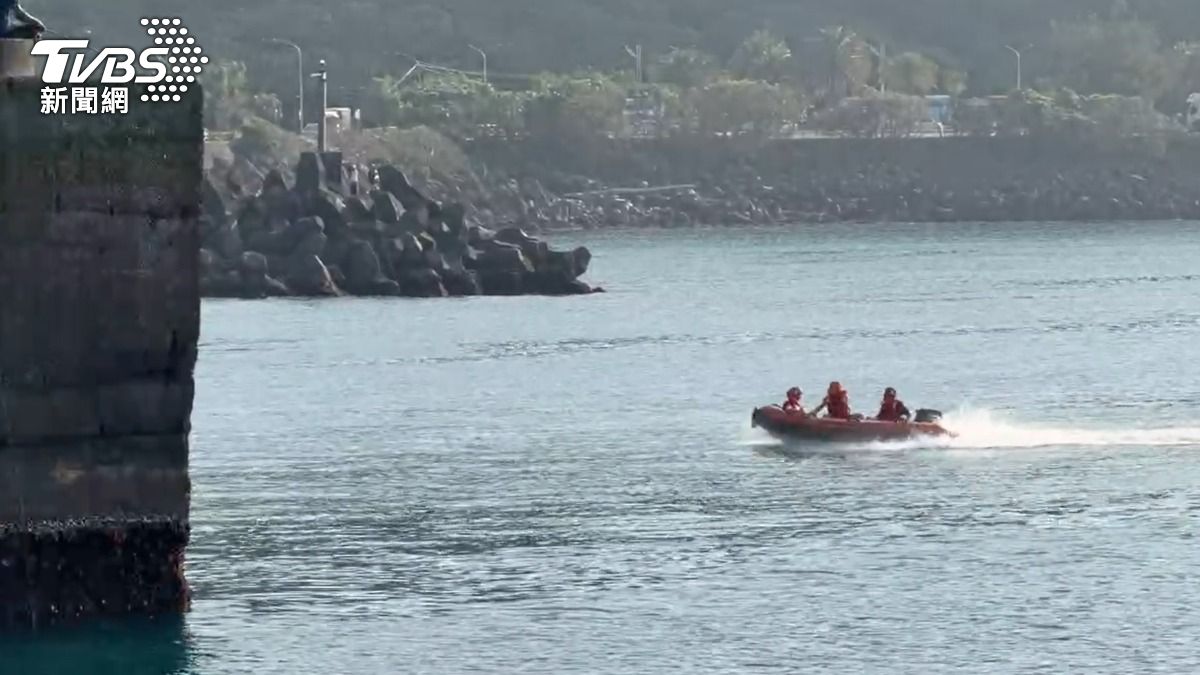 民眾疑似捕撈漁獲時溺水，海巡與警消聯手將人救起。（圖／TVBS）