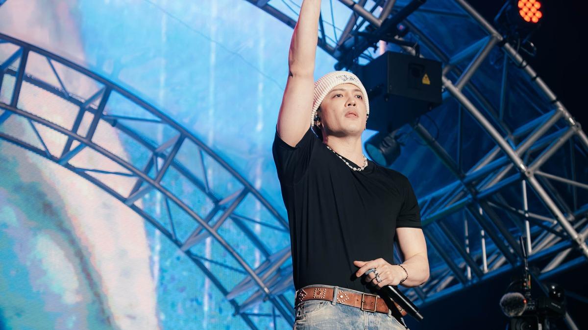 J.Sheon唱一半!突遭「火花」噴射當下嚇傻 認:沒跑過趴