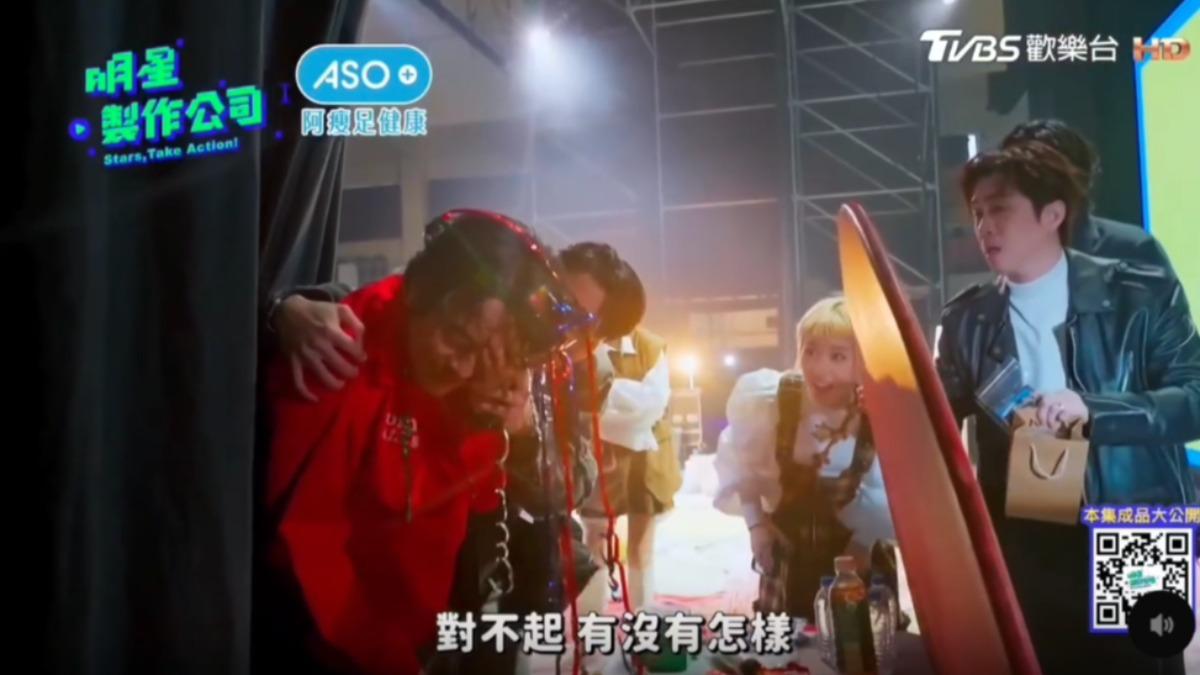 黃偉晉不小心觸動拉炮,彩帶噴向楊銘威。(圖/TVBS)