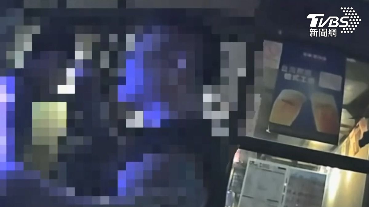串燒店店員和顧客起口角,員警噴辣椒水壓制,自己也中招。 (圖/TVBS)