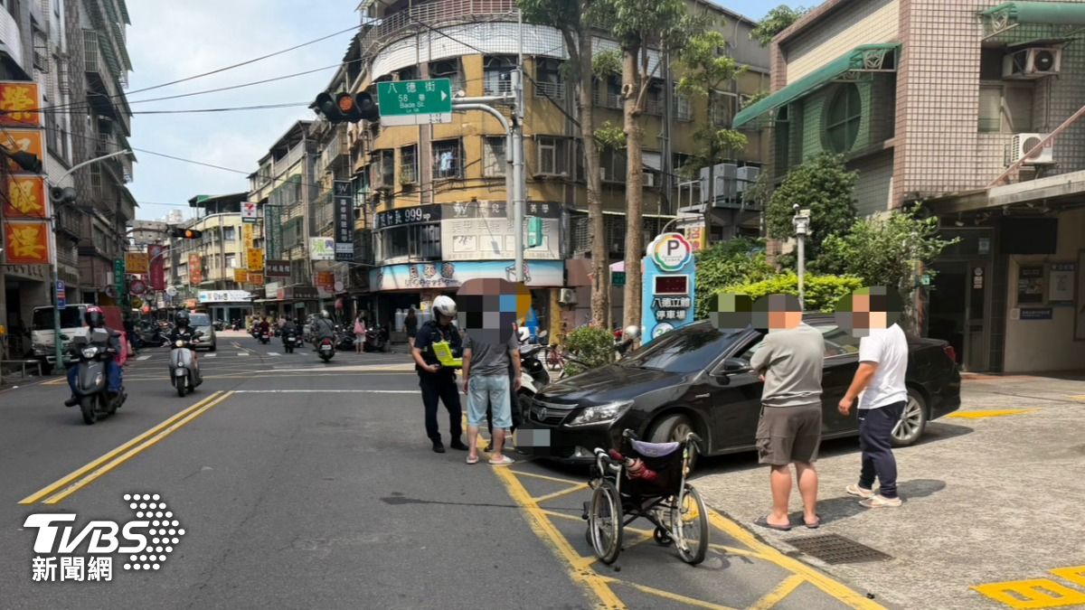 有片/開出停車場沒看!新莊男猛撞輪椅 2人摔飛送醫