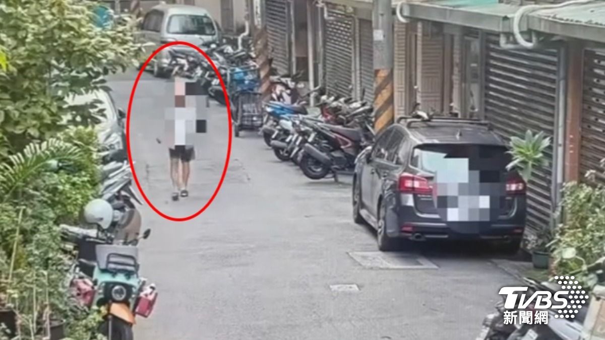 男不滿車擋家門殺蟲劑報復，被監視器拍下。（圖／TVBS）