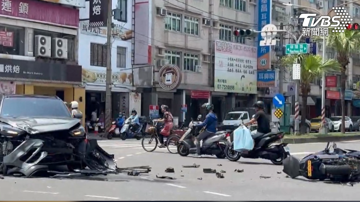這起車禍造成黑色休旅車車頭嚴重損毀,保險桿嚴重脫落。(圖/TVBS)