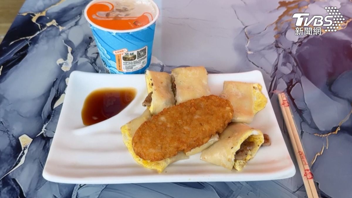 有網友發現知名連鎖早餐店在不同分店之間,相同套餐竟出現5至10元的價差。(圖/TVBS)
