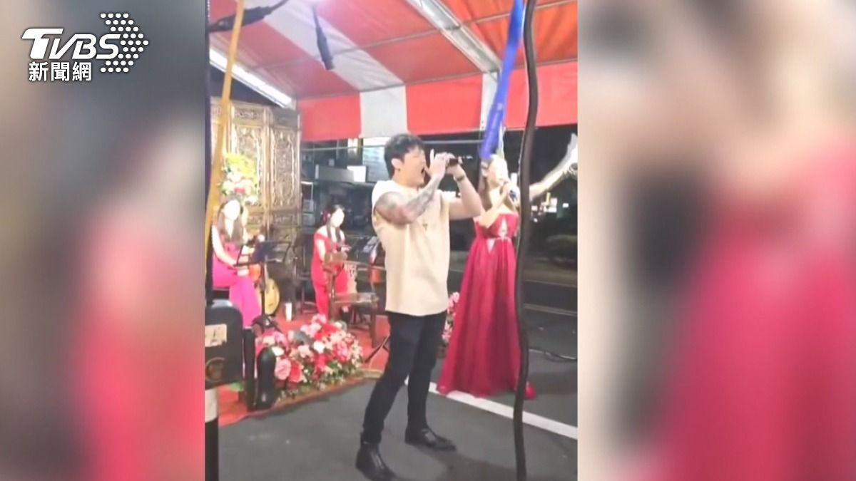 微笑面具男廟會舞台旁揮手,新加坡男歌手跟副宮主一詢問,男子就馬上跑。(圖/民眾提供)