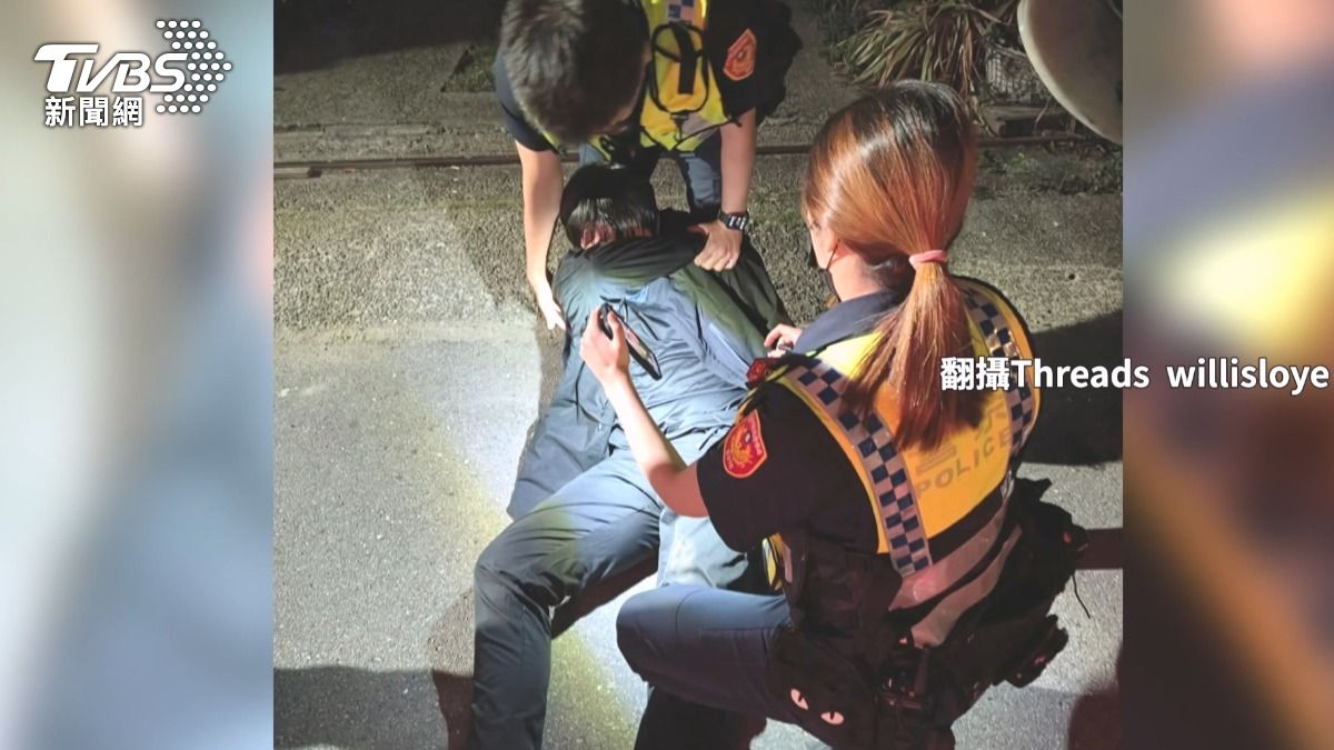 就怕面具男傷人! 歌手跟民眾狂追逾3米壓制,警接手管束。(圖/民眾提供)
