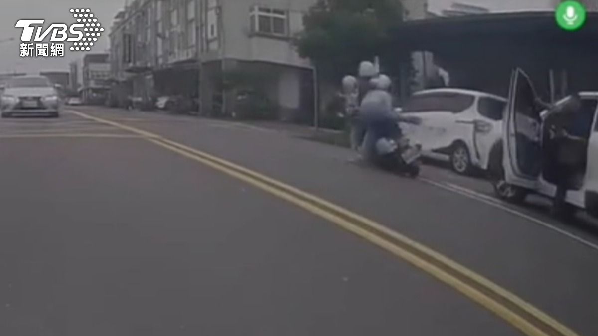 路邊車輛駕駛突打開車門，母騎車載2童撞上倒地。（圖／TVBS）