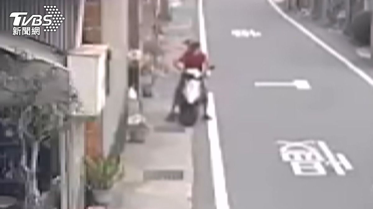慣竊「持刀割破紗門」伸手開鎖欲闖民宅！看護發現追出嚇跑賊