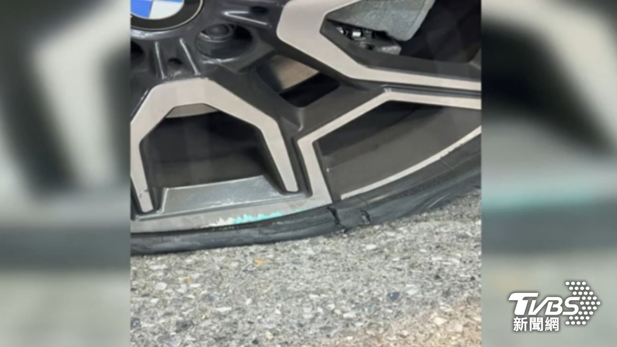 駕駛依照現場管理員指示，卻突然傳出巨大聲響，下車查看竟發現百萬愛車輪胎爆裂、輪框受損。（圖片來源／民眾提供）