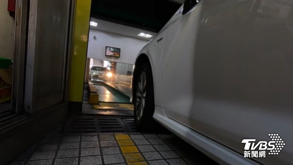 來到事發停車場，當事管理員喊冤。（圖／TVBS）