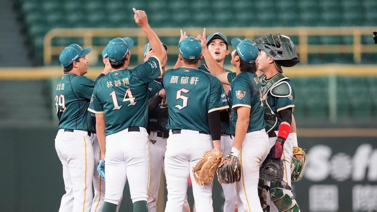 中職／雄鷹隊史首例！施子謙「1球勝」太神　陳文杰關鍵安逆轉樂天