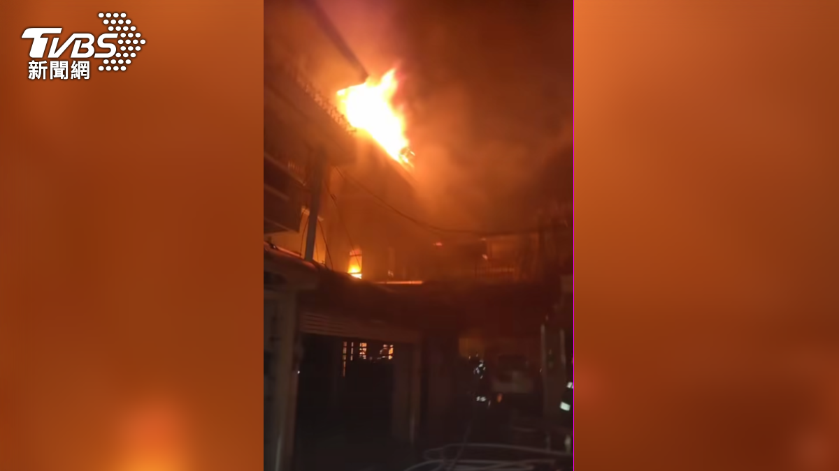 鄰居聽到磁磚、玻璃爆裂聲響,火勢疑似從一二樓蔓延到頂樓,還波及延燒2戶。(圖/TVBS)