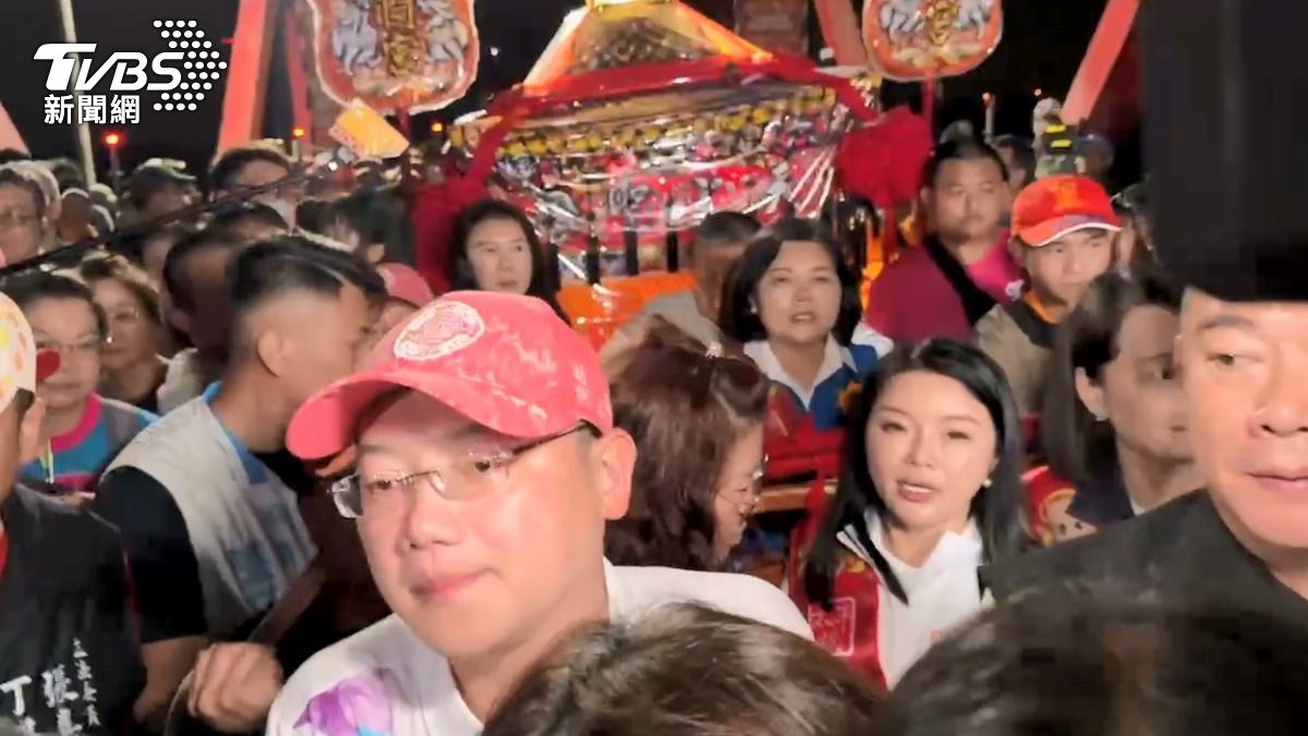 現場人潮眾多、鑾轎周邊擁擠。（圖／TVBS）