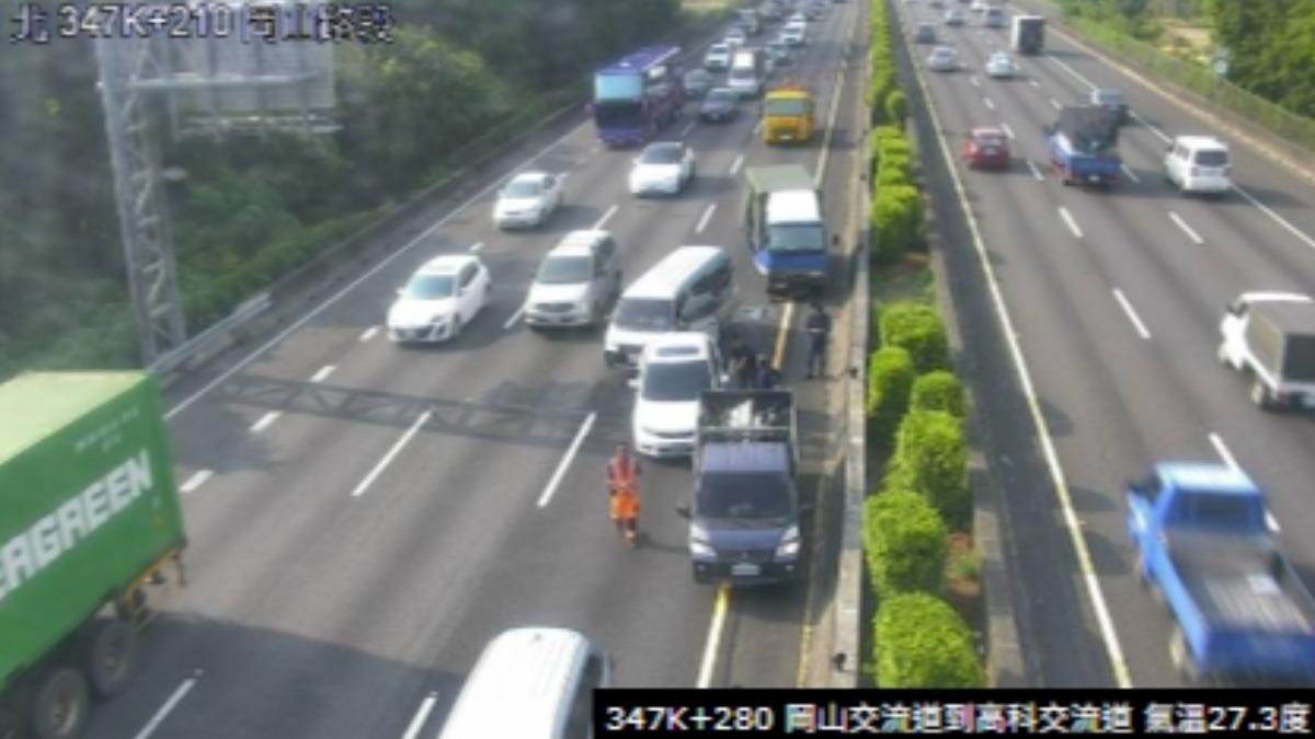 快訊/快改道!國1北上岡山段車禍 6車連撞占車道回堵6公里