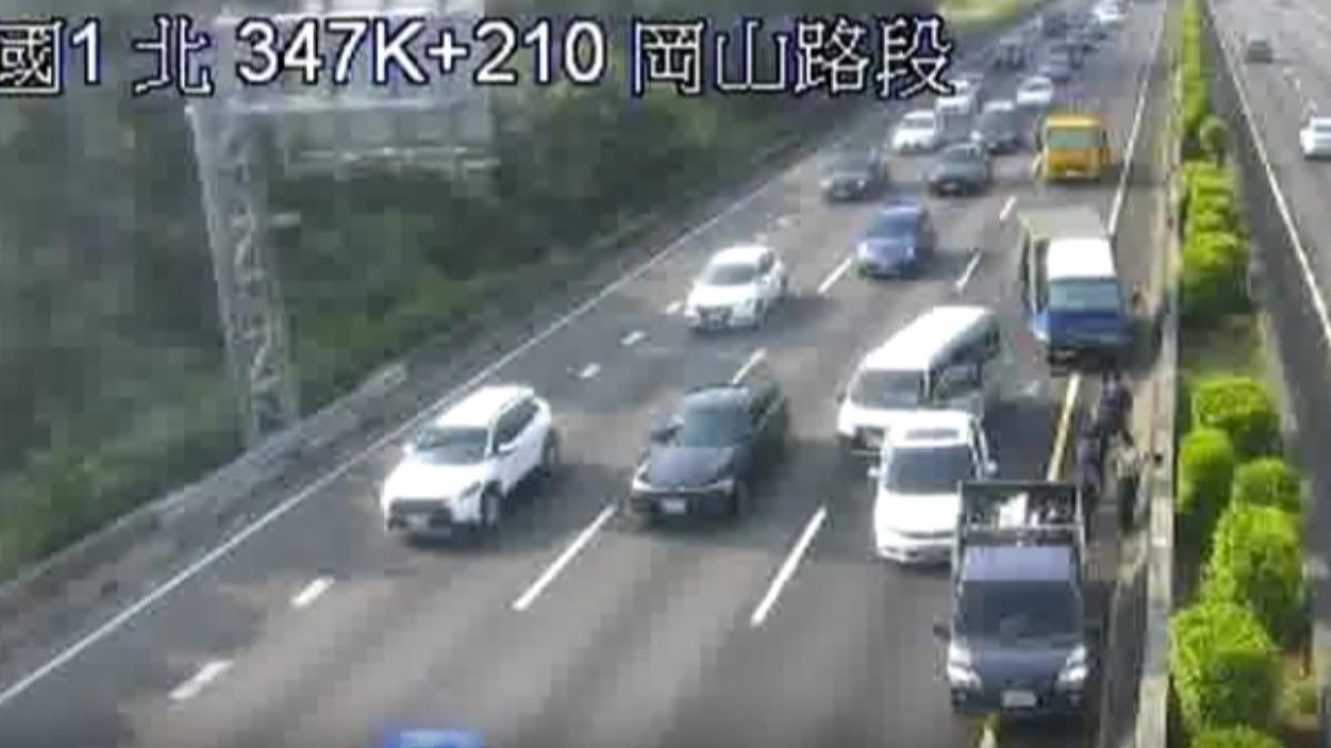 後方車流緊急閃避。(圖/即時路況)