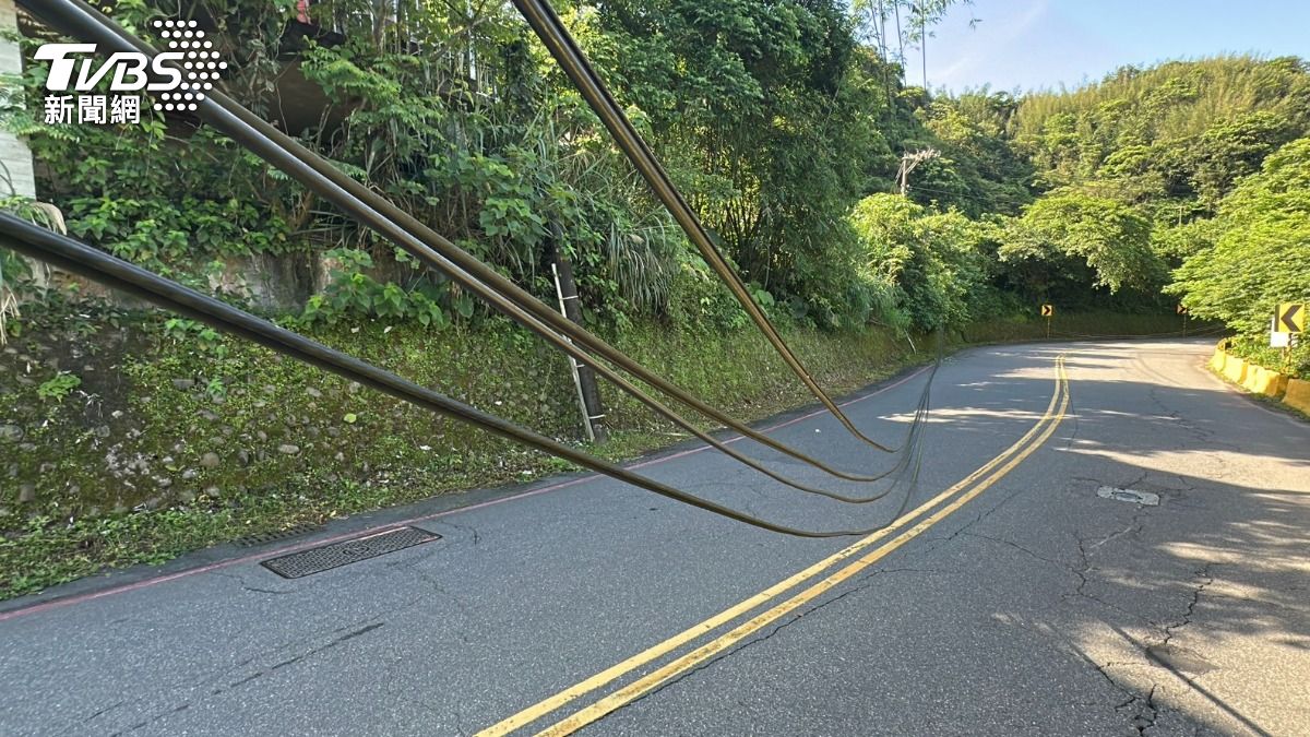快訊／基隆崇法街電線垂落！9旬翁騎車遭勾受傷　深澳坑路大塞