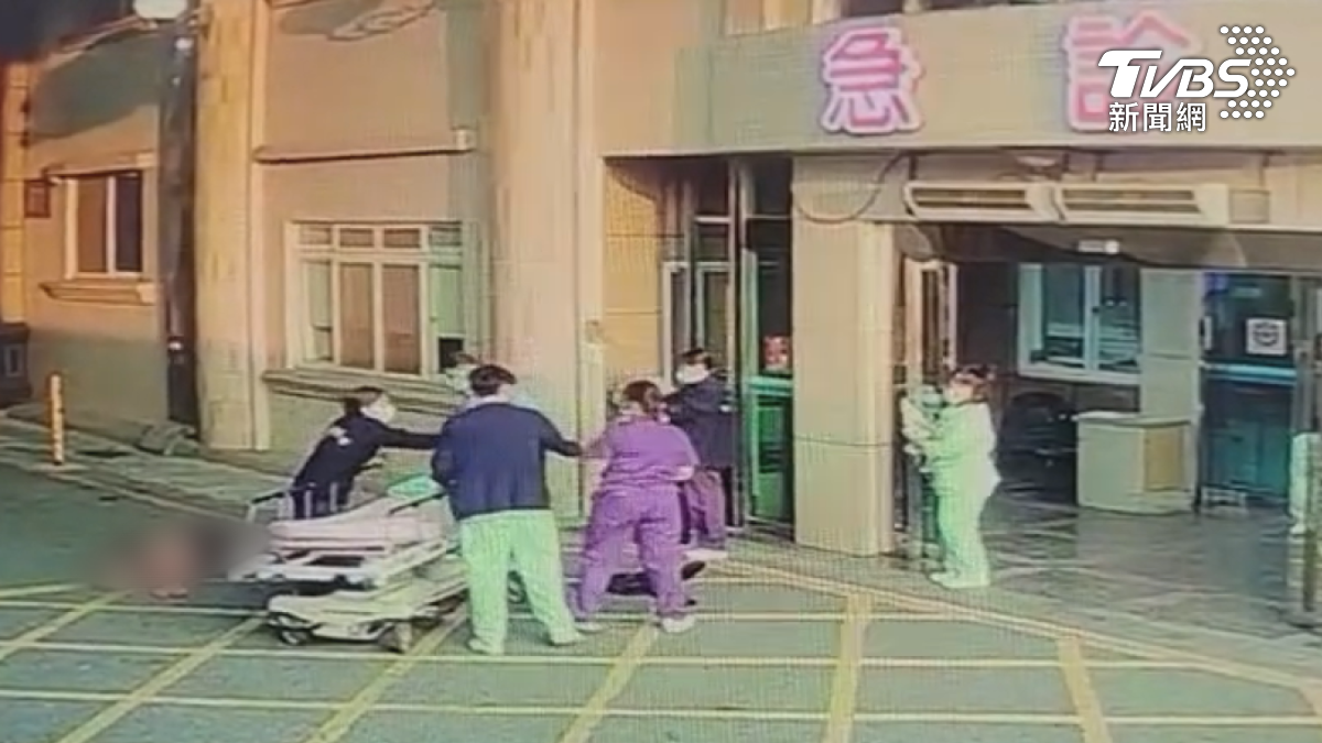 醫院護理人員見況,緊急把該名男子推進急診就醫,雖然當時他全身是撕裂傷,經過急救沒有生命危險(圖/TVBS)