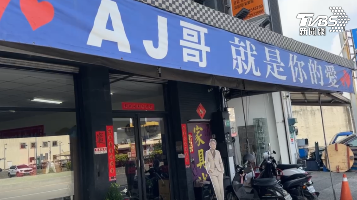 鐵捲門破壞，女看AJ哥直播不滿，竟持棒球棍砸店。（圖／TVBS）
