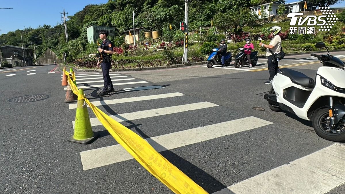 電纜線垂落,道路雙向癱瘓,1騎士勾線受傷。(圖/TVBS)