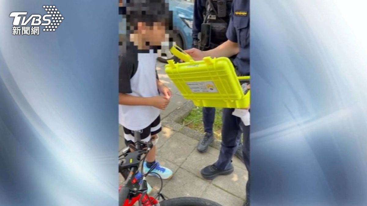 11歲單車男童閃轎車自摔,警竟要求「酒測」。(圖/TVBS)