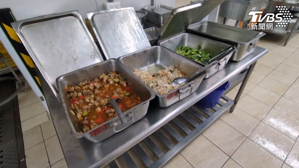 國民黨籍高雄市議員邱于軒丈夫開的食材行,爆發出疑似把大陸的芝麻以及越南香菇,改標成台灣製,還賣進學生的營養午餐(圖/TVBS)