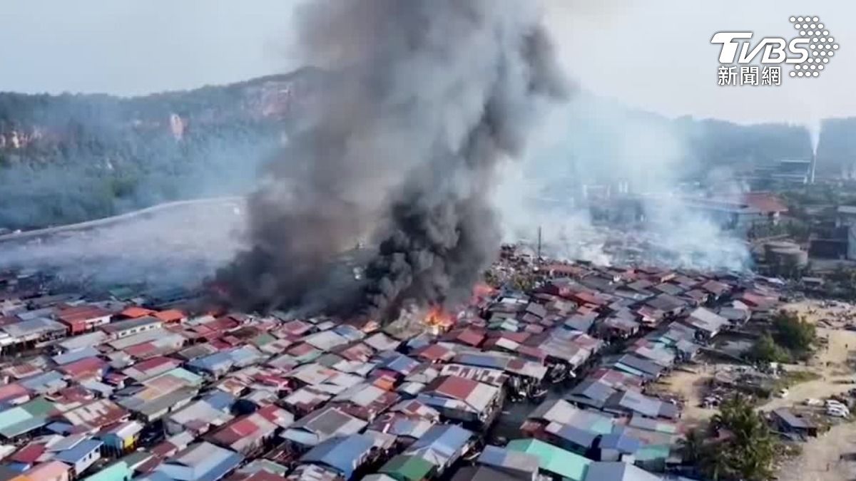 馬來西亞一座水上村落驚傳大火,一千棟房屋被燒毀,超過9000人流離失所,幾乎滅村。(圖/達志影像路透社)