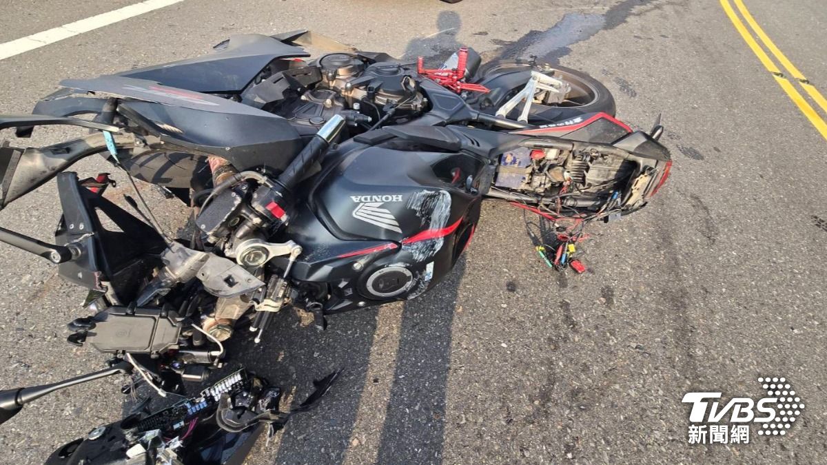 有片/重機過彎失控「撞碎成廢鐵」 騎士噴飛魂斷台3線