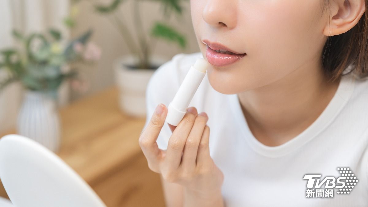 醫師特別點名「唇部、眼周」是高敏感區。(示意圖/shutterstock達志影像)