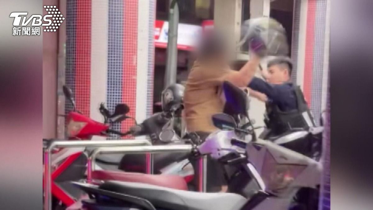 行人闖紅燈被攔查竟暴走！47歲男勾頸襲警「拔帽狂砸」5警壓制逮捕。(圖／TVBS)