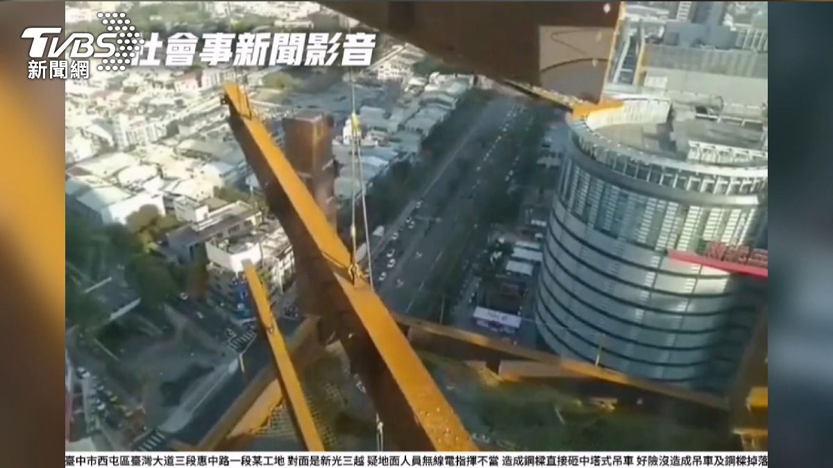 中工地鋼樑撞碎玻璃！碎片從10樓墜落　驚悚畫面曝光。(圖／民眾提供) 