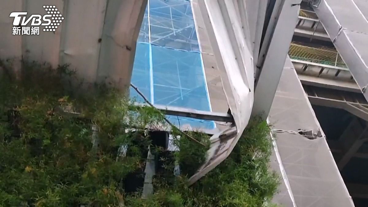 台中工地鋼樑撞玻璃　碎片從10樓狂墜。(圖／TVBS)