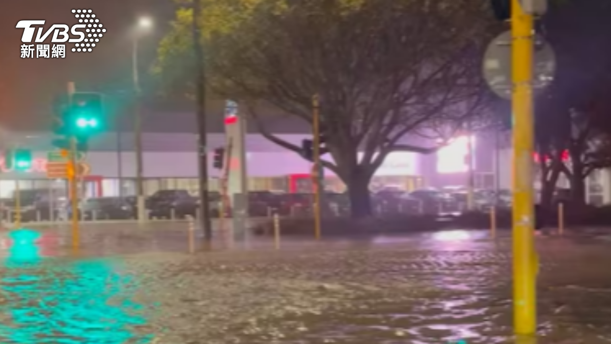 時雨量破紀錄！紐西蘭首都慘遭水彈狂炸　樓梯驚見「泥水瀑布」