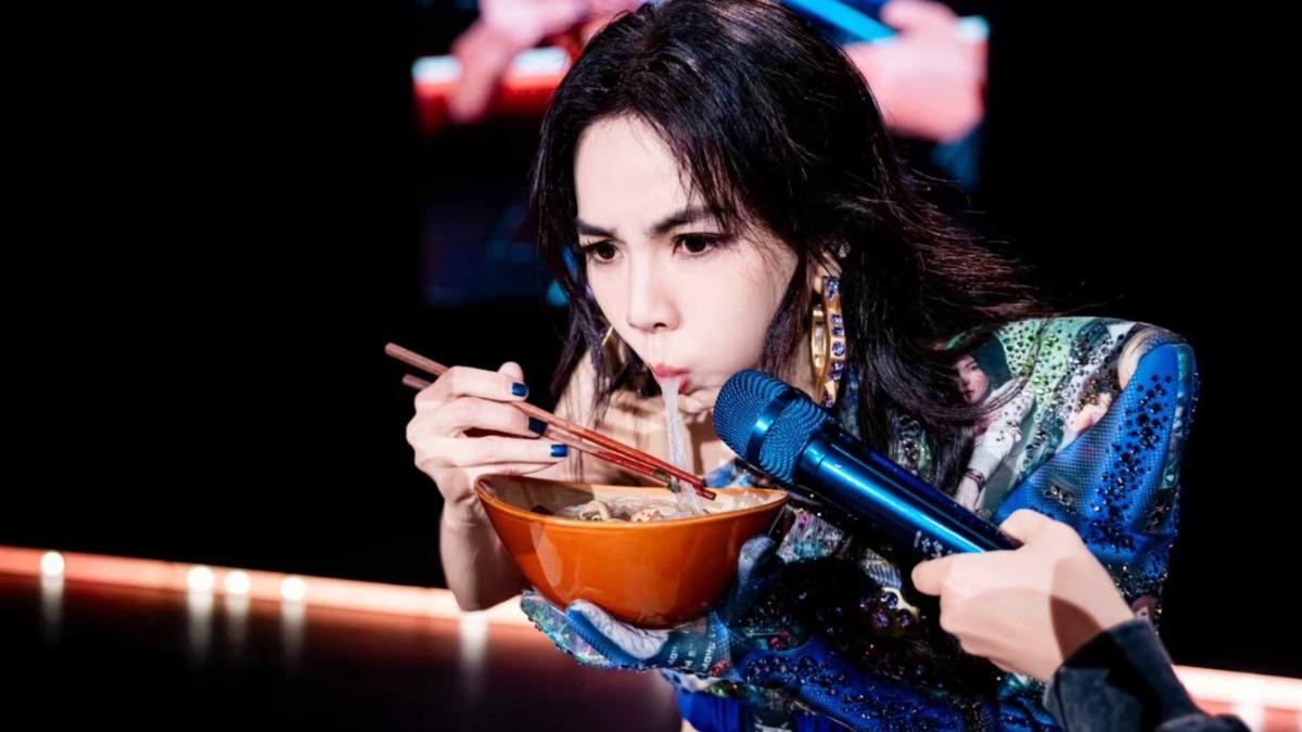 Ella在台上吃播大啖美食。(圖/勁樺娛樂提供)