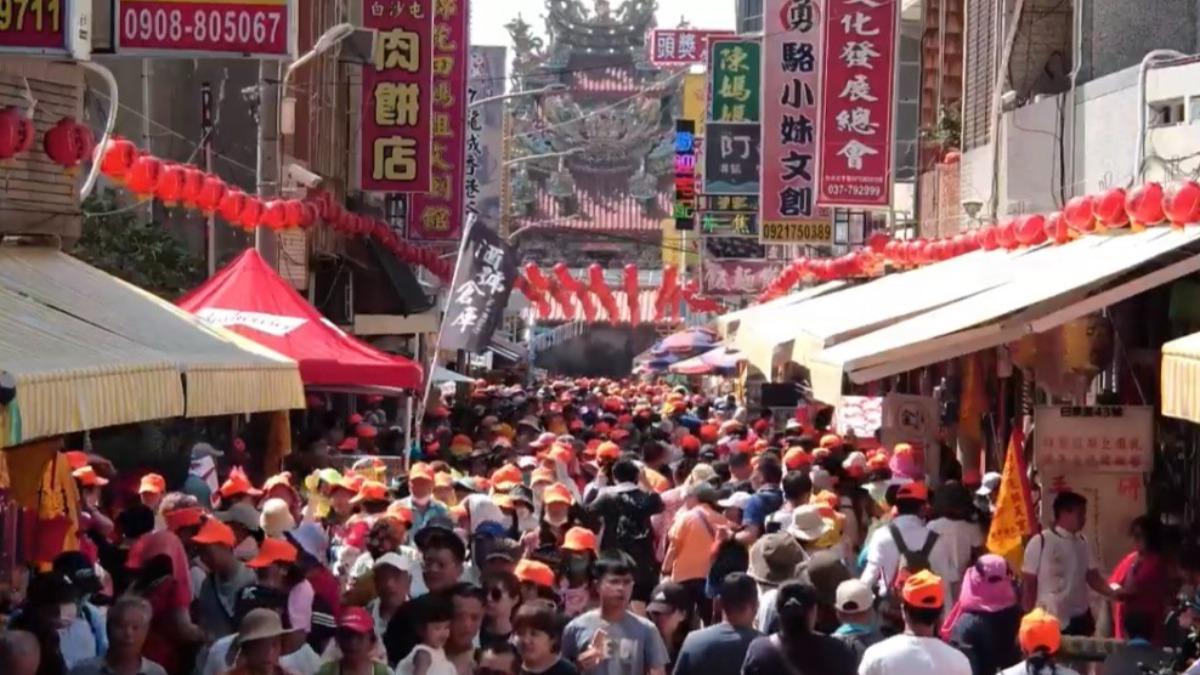 大批香燈腳與接駕信眾湧入通霄守候。(圖/翻攝白沙屯媽祖網路電視台YT)