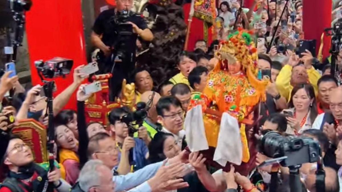 苗栗白沙屯拱天宮媽祖今日下午4點10分返回拱天宮安座。(圖/翻攝白沙屯媽祖網路電視台YT)