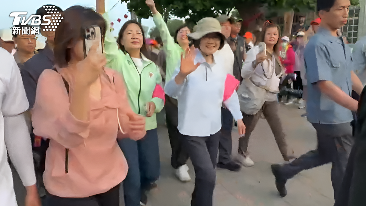 前總統蔡英文陪白沙屯媽祖換轎回鑾。(圖/TVBS)