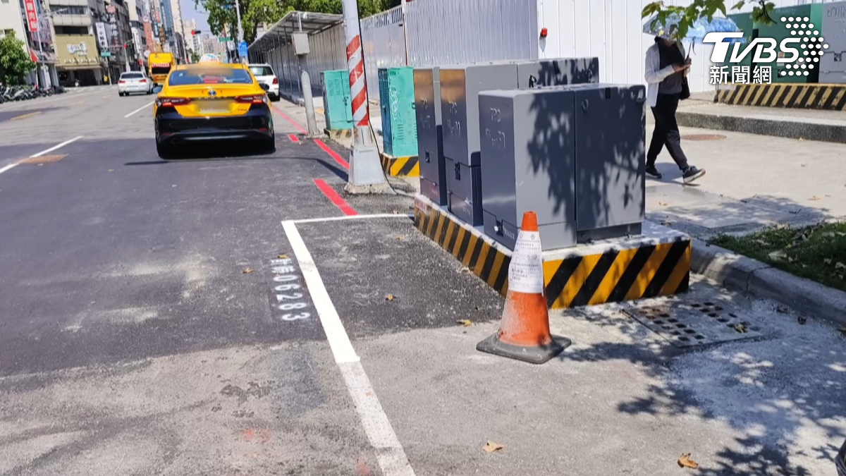 放變電箱的停車格,車子露在外面恐遭開罰,挨批是陷阱,台電趕緊擺三角錐提醒並將車格塗銷。(圖/TVBS)