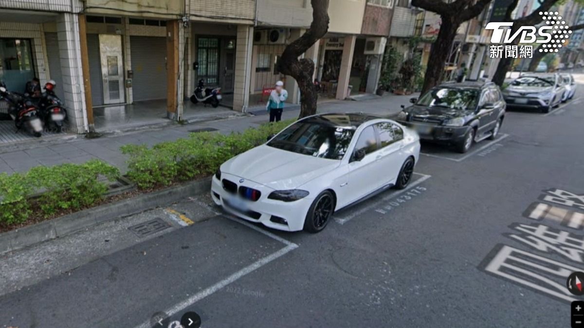 高雄四維三路也有不到4米長的車格,每次停車頭都露在外頭,經過反映也已經改善。(圖/TVBS)