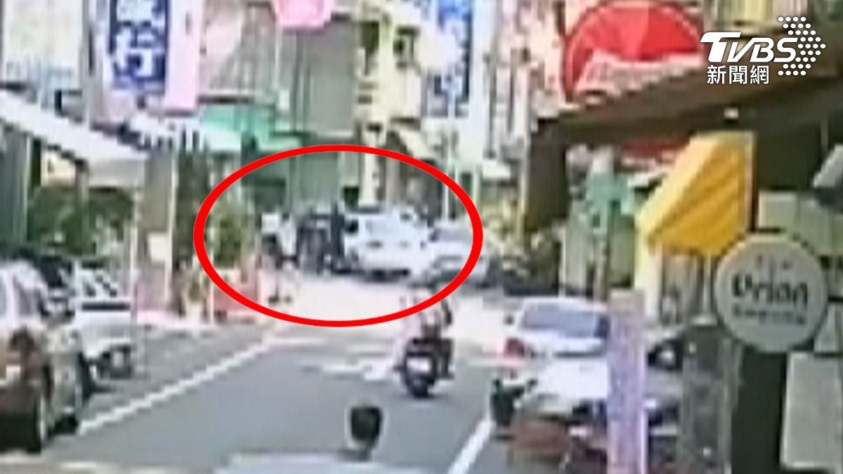 屏東一名30歲徐姓男子日前遭人當街撞車擄走,監視器畫面拍下主嫌埋伏五小時,然後開車撞人又毆打。(圖/TVBS)